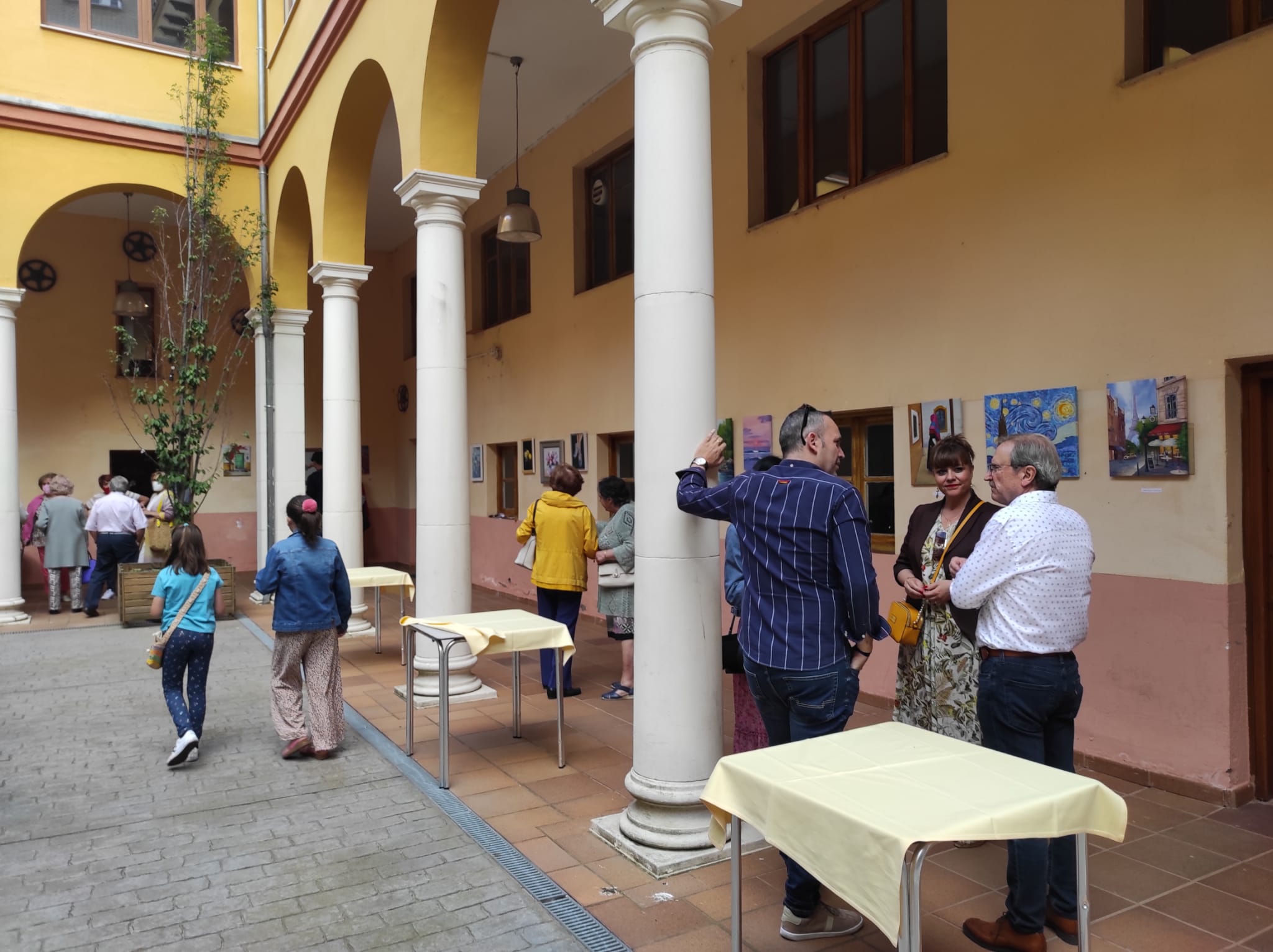 Los alumnos de la Escuela de Pintura del Recreo exponen en el Patio de su sede social en San Marcelo