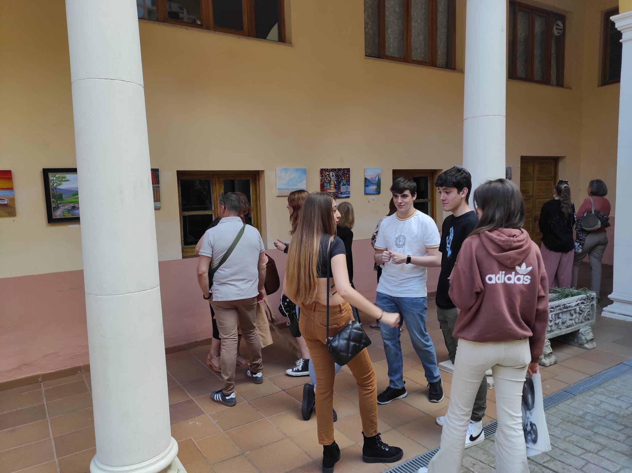 Los alumnos de la Escuela de Pintura del Recreo exponen en el Patio de su sede social en San Marcelo