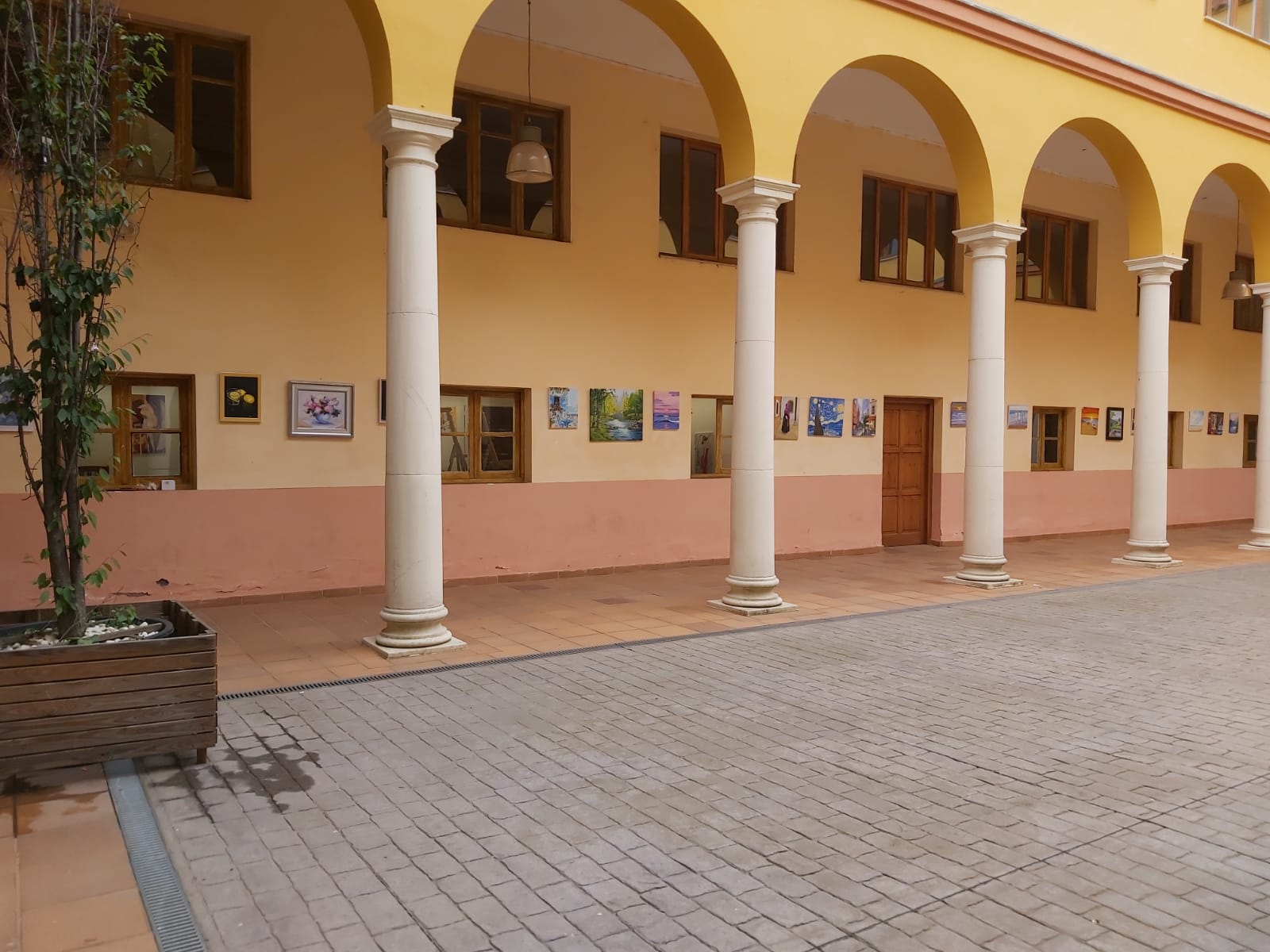 Los alumnos de la Escuela de Pintura del Recreo exponen en el Patio de su sede social en San Marcelo