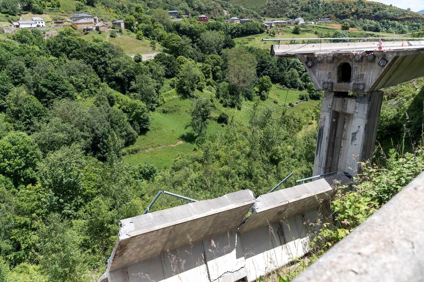 Derrumbe de parte del viaducto del Castro en el municipio de Vega de Valcarce.