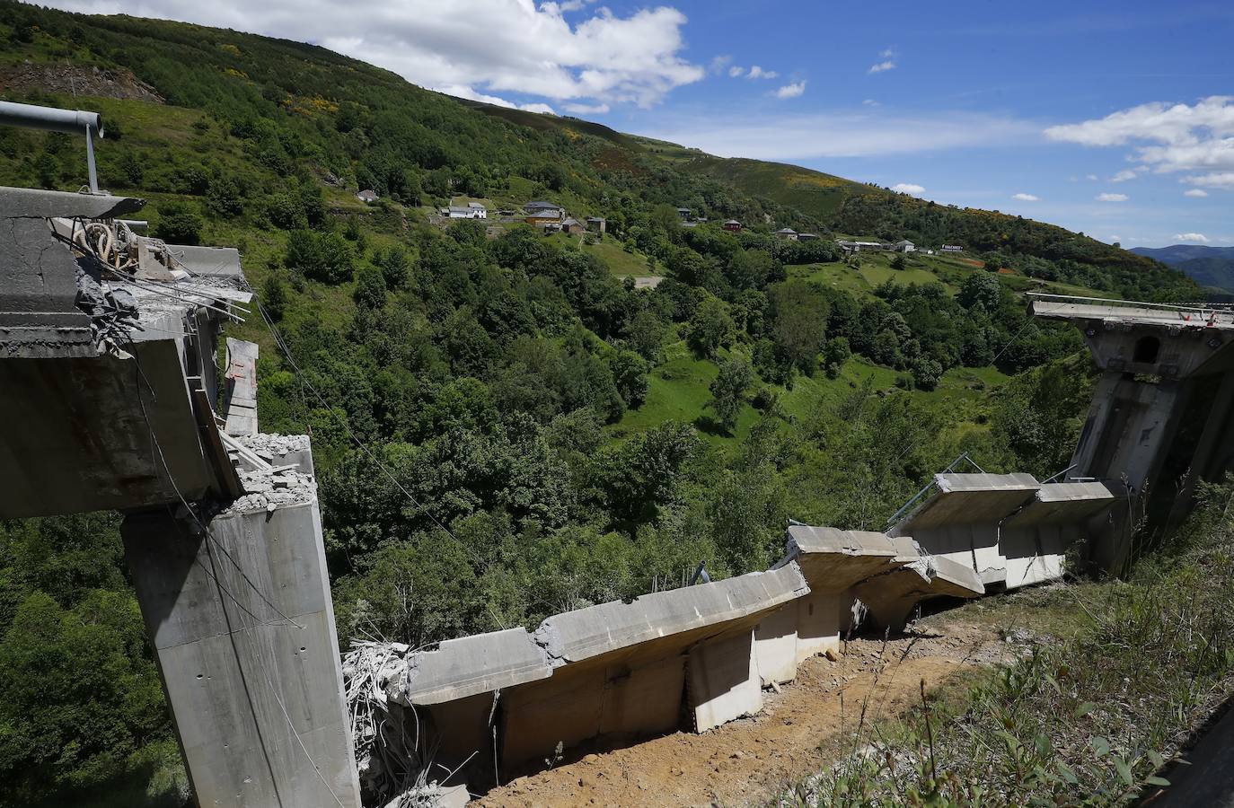 Derrumbe de parte del viaducto del Castro en el municipio de Vega de Valcarce.