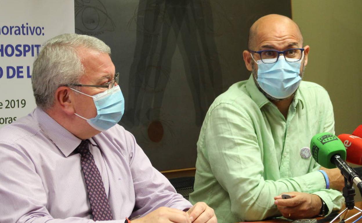 El director de investigación e innovación el Caule, Fernando Escalante (derecha) y el gerente del complejo asistencial, Alfonso Rodríguez-Hevia (izquierda). 