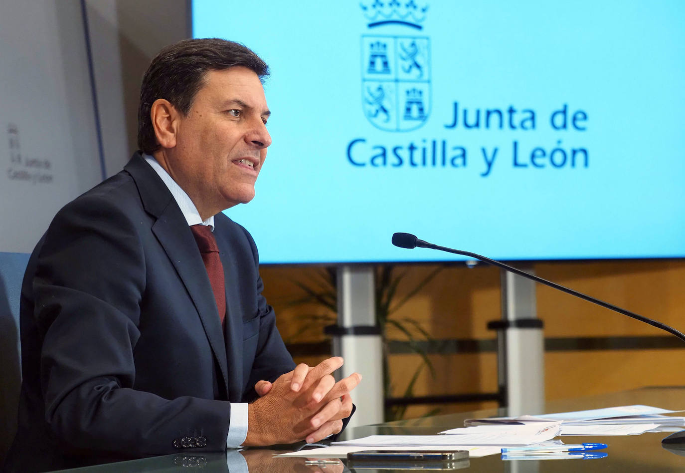 El consejero de Economía y Hacienda y portavoz, Carlos Fernández Carriedo, comparece en rueda de prensa posterior al Consejo de Gobierno.