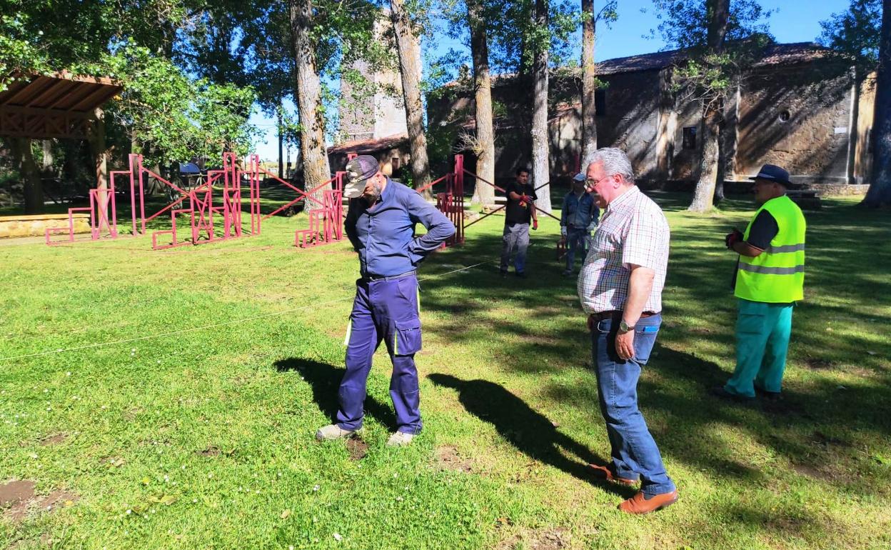 El presidente de la Federación de Lucha Leonesa, Ángel Rivero, comprueba el estado de la zona donde se realizará el corro en Camposagrado.