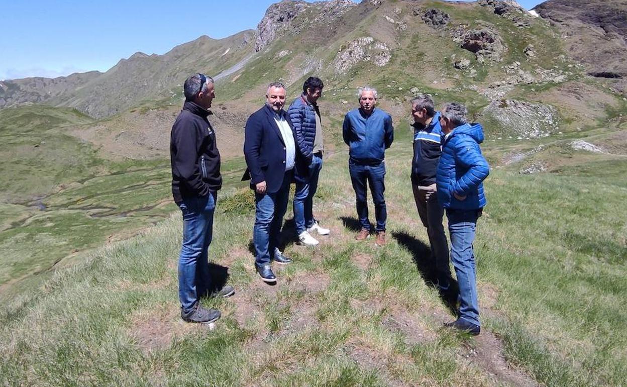 El presidente de la Diputació nde León, Eduardo Morán, acompañado de los diputados Nicanor Sen y Marcelo Alonso, visitan Formigal con el director general del grupo Aramón.