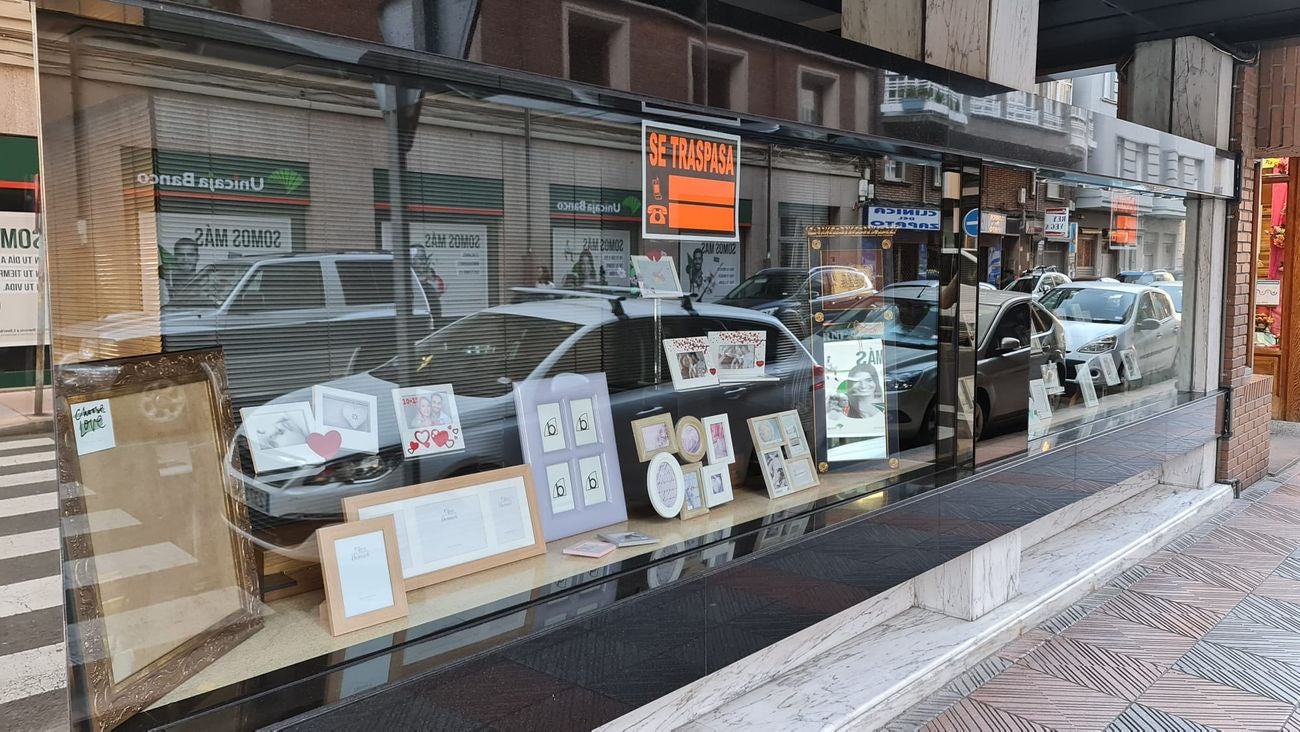 Un clásico del comercio leonés busca nuevo propietario. 'Don Claudio', dedicado a la fotografía y el regalo, suma 40 años de historia en paralelo a la ciudad. «Ha llegado el momento de dar paso a jóvenes con inquietud y ganas de trabajar», asegura Manuela Huerga. 