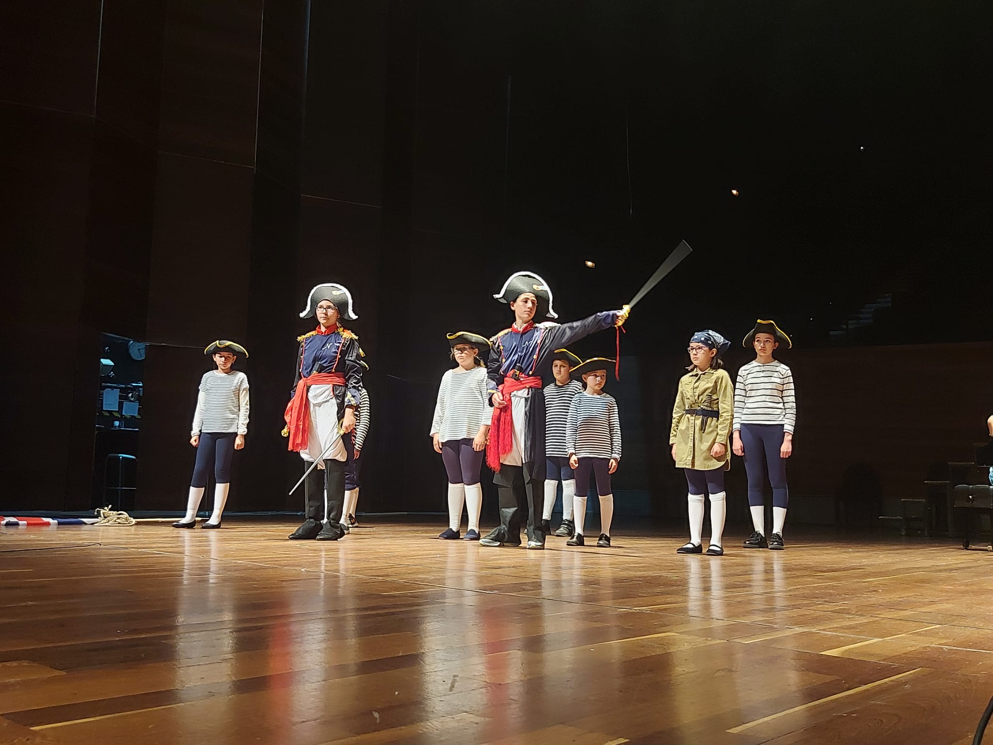 El Auditorio de León acoge la ópera infantil The Golden Vanity. Esta producción de la Escuela Municipal de Música tendrá lugar este sábado a las 20.30 horas. En las imágenes, los ensayos realizados este viernes. 