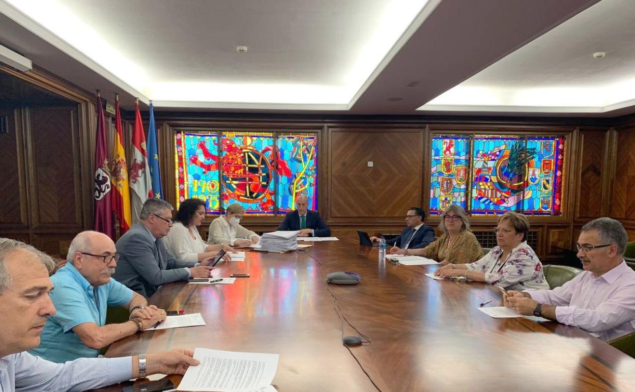 Imagen de la junta de gobierno local celebrada este viernes en el Ayuntamiento de León. 