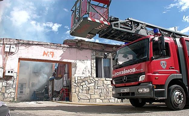 Galería. Bomberos de León interviniendo en lugar del incendio. 