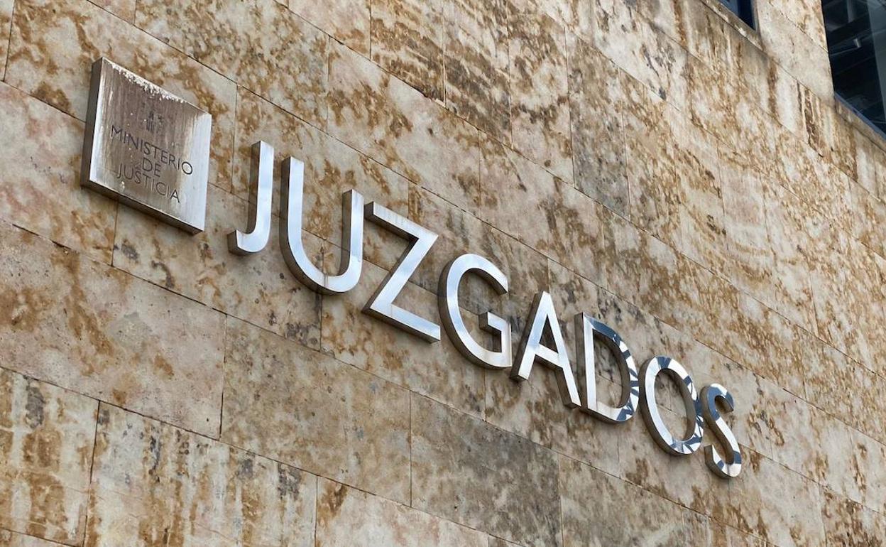 Imagen de la fachaza de los Juzgados de León capital. 