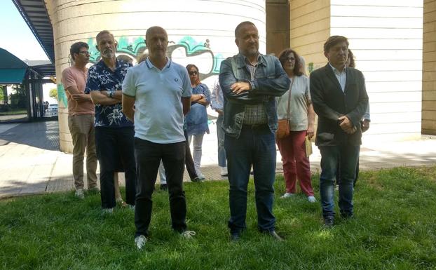 Representantes políticos y trabajadores condenaron ante la puerta del Consejo Comarcal del Bierzo el último crimen machista.