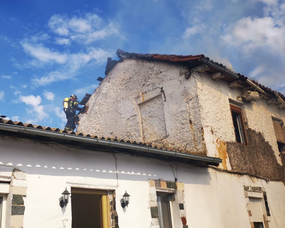 Un virulento incendio provocado por la quema de rastrojo daña una vivienda en Puente Castro y alarma a la barriada. El autor quema ha sido detenido. Las llamas avanzaron de forma incontrolada hasta alcanzar un inmueble situado en la calle Victoriano Diez. Efectivos de Bomberos y de la Policía Local y Nacional intervienen en el lugar. 