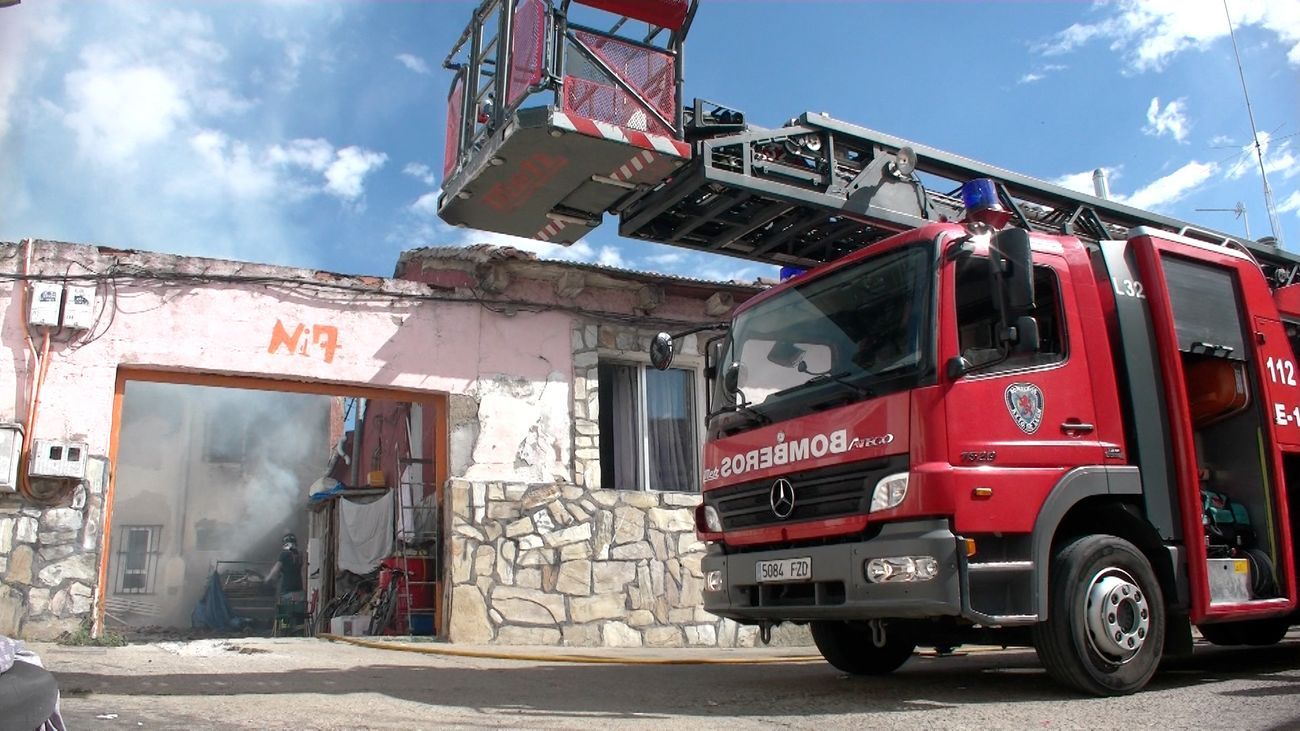 Un virulento incendio provocado por la quema de rastrojo daña una vivienda en Puente Castro y alarma a la barriada. El autor quema ha sido detenido. Las llamas avanzaron de forma incontrolada hasta alcanzar un inmueble situado en la calle Victoriano Diez. Efectivos de Bomberos y de la Policía Local y Nacional intervienen en el lugar. 