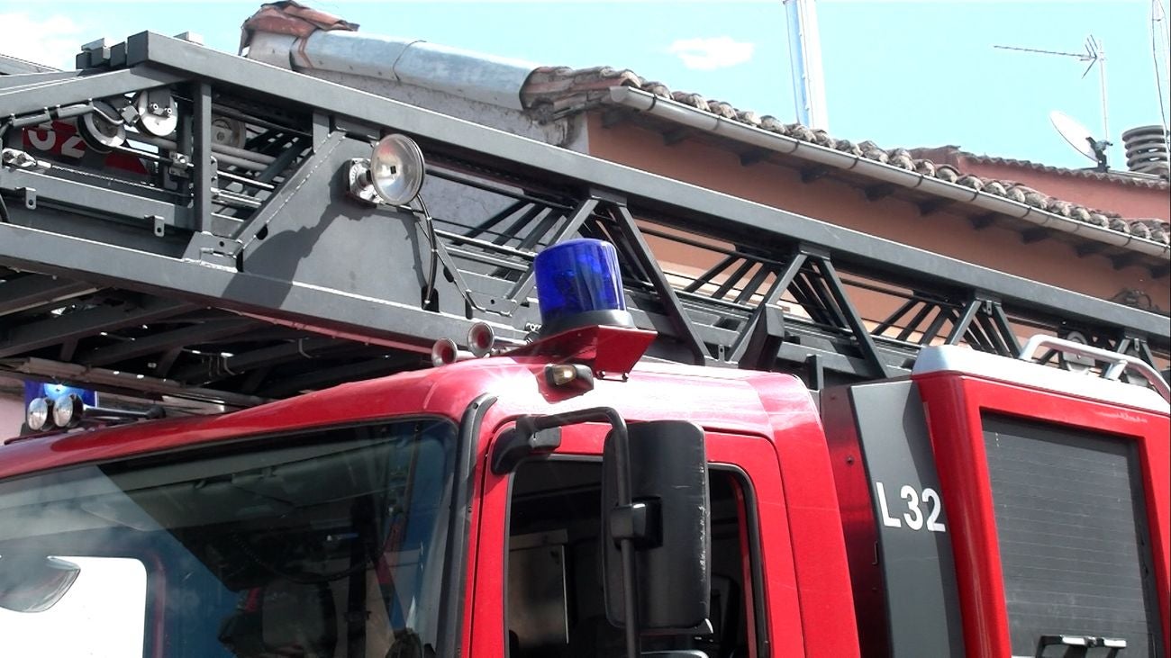 Un virulento incendio provocado por la quema de rastrojo daña una vivienda en Puente Castro y alarma a la barriada. El autor quema ha sido detenido. Las llamas avanzaron de forma incontrolada hasta alcanzar un inmueble situado en la calle Victoriano Diez. Efectivos de Bomberos y de la Policía Local y Nacional intervienen en el lugar. 