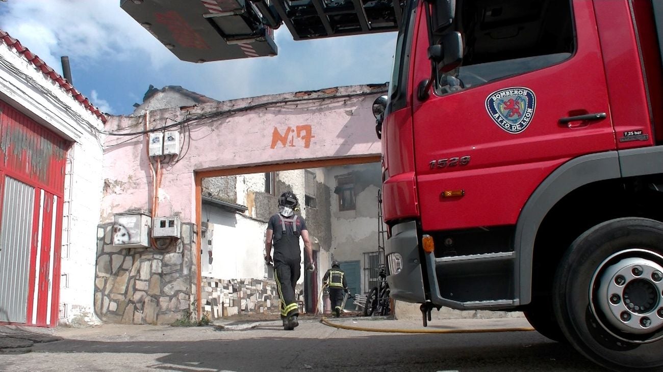 Un virulento incendio provocado por la quema de rastrojo daña una vivienda en Puente Castro y alarma a la barriada. El autor quema ha sido detenido. Las llamas avanzaron de forma incontrolada hasta alcanzar un inmueble situado en la calle Victoriano Diez. Efectivos de Bomberos y de la Policía Local y Nacional intervienen en el lugar. 