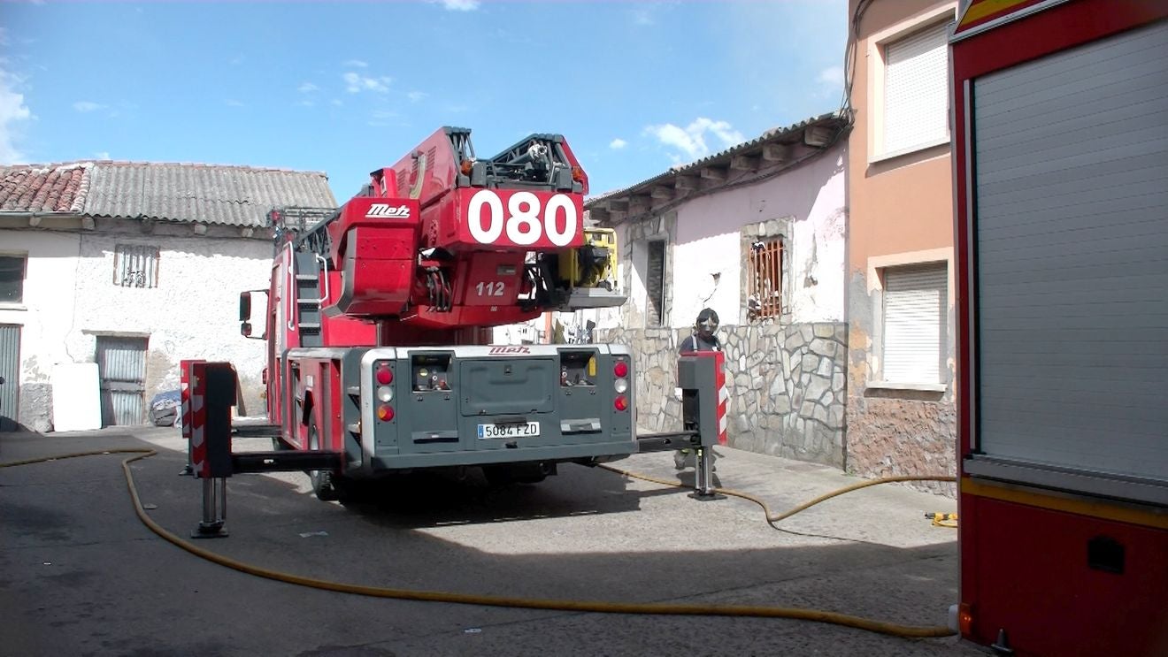 Un virulento incendio provocado por la quema de rastrojo daña una vivienda en Puente Castro y alarma a la barriada. El autor quema ha sido detenido. Las llamas avanzaron de forma incontrolada hasta alcanzar un inmueble situado en la calle Victoriano Diez. Efectivos de Bomberos y de la Policía Local y Nacional intervienen en el lugar. 