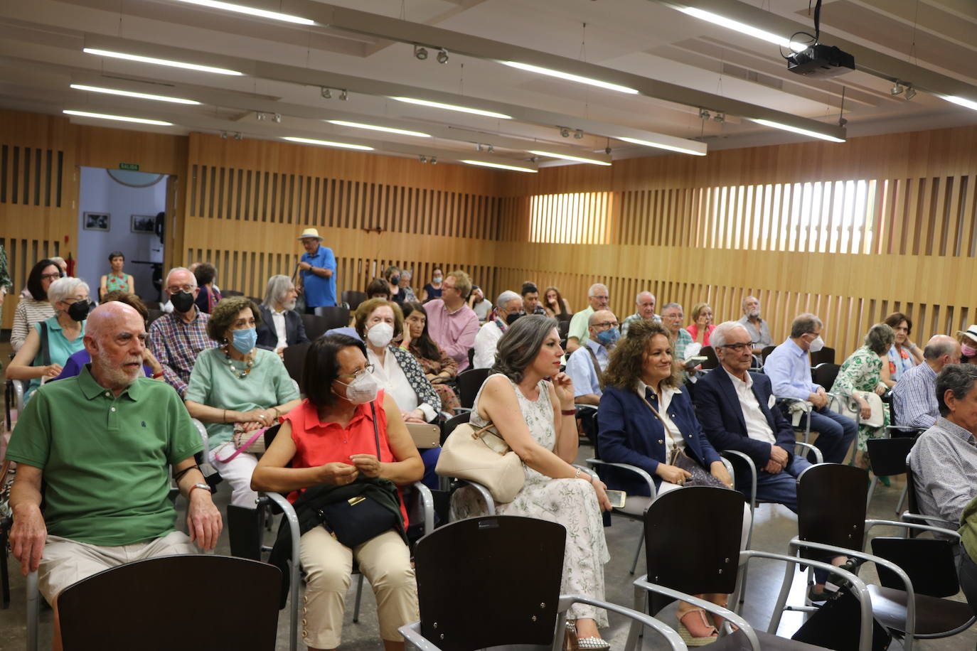 El escritor leonés presenta en la Fundación Sierra Pambley su último trabajo en el que repasa la vida de la pintora de la corte de Felipe II | En la presentación le ha acompañado Natalia Álvarez con la que ha desgranado cómo fue escribir la novela durante el confinamiento.