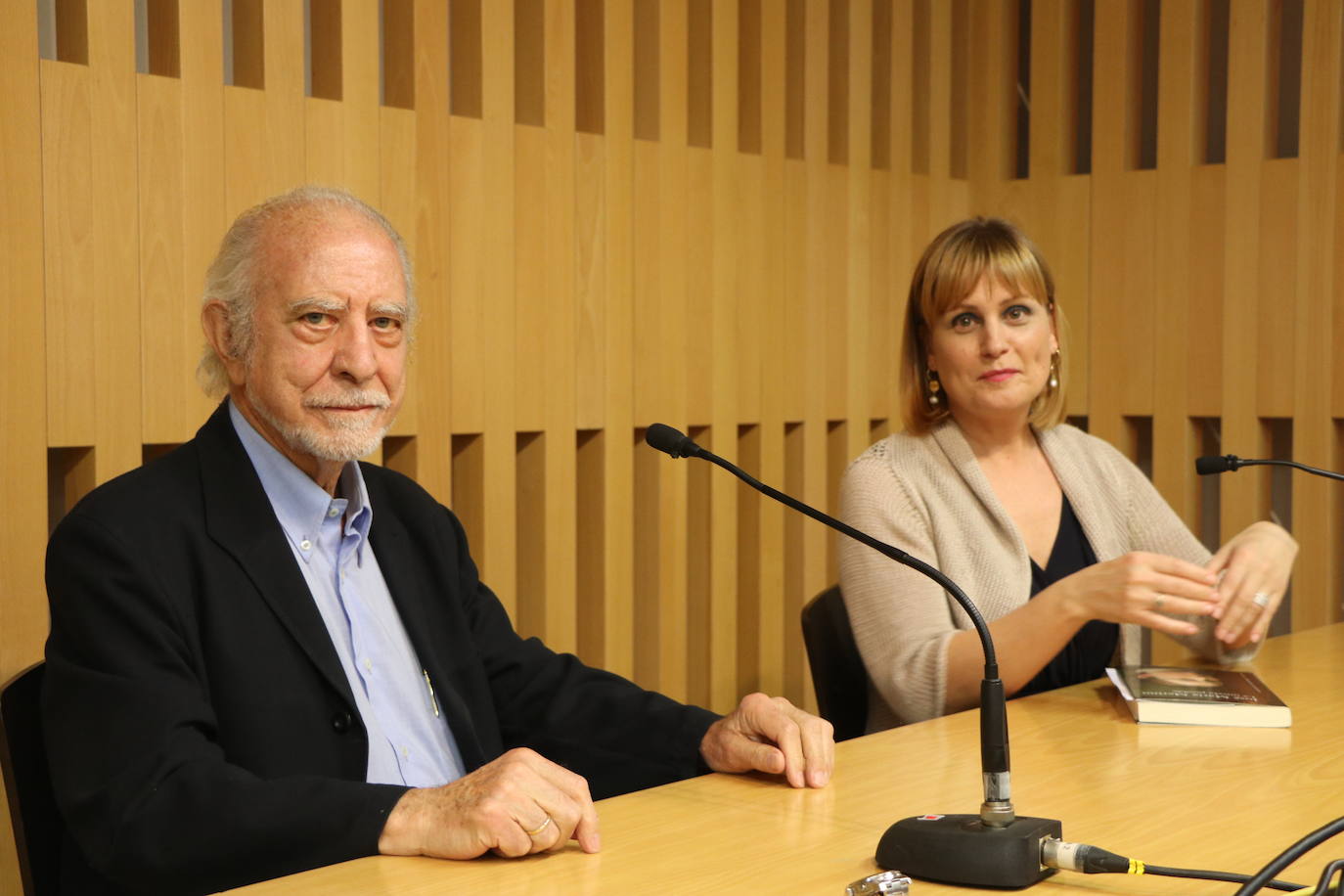 El escritor leonés presenta en la Fundación Sierra Pambley su último trabajo en el que repasa la vida de la pintora de la corte de Felipe II | En la presentación le ha acompañado Natalia Álvarez con la que ha desgranado cómo fue escribir la novela durante el confinamiento.