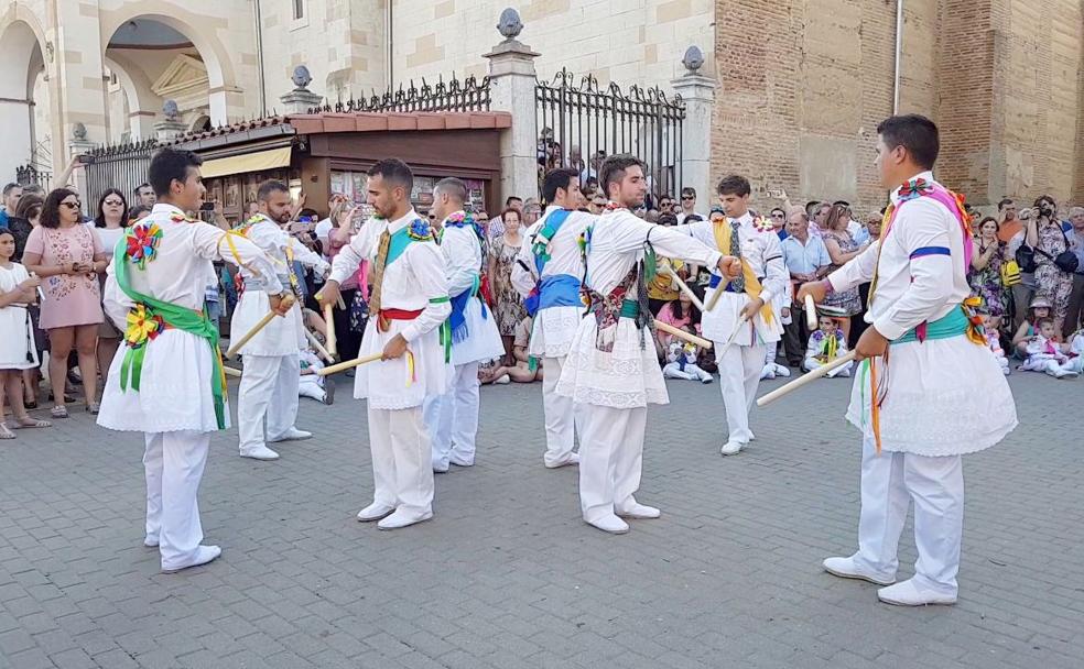 Los danzantes volverán a conquistar este pueblo, tras dos años de pandemia, para mostrar todo su colorido y brillo en las fiestas en honor a San Antonio de Padua.