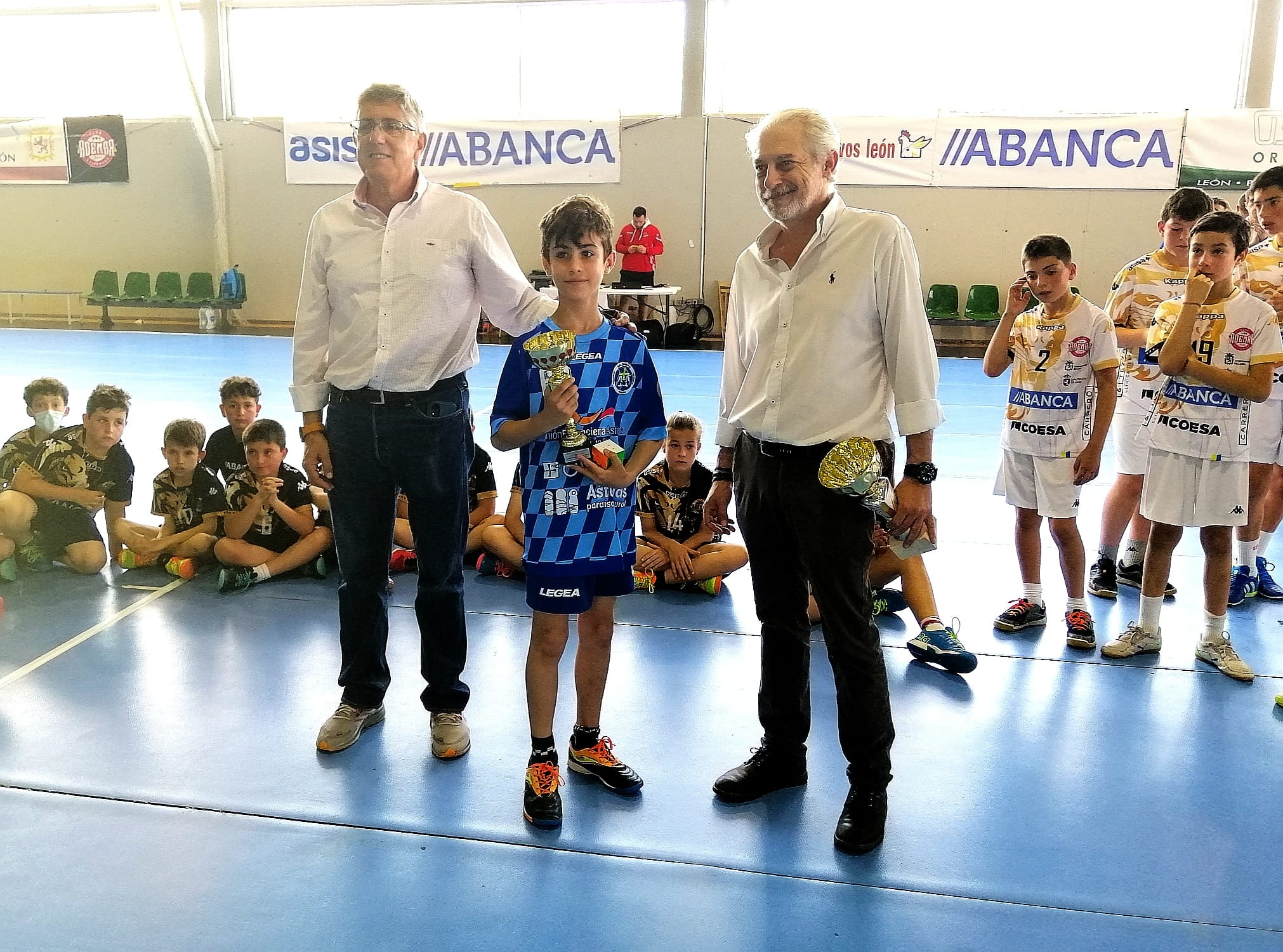 Equipos del Abanca Ademar cierran la temporada desde categoría benjamín a juvenil ante el Balonmano Base Oviedo y el Balonmano Burgos