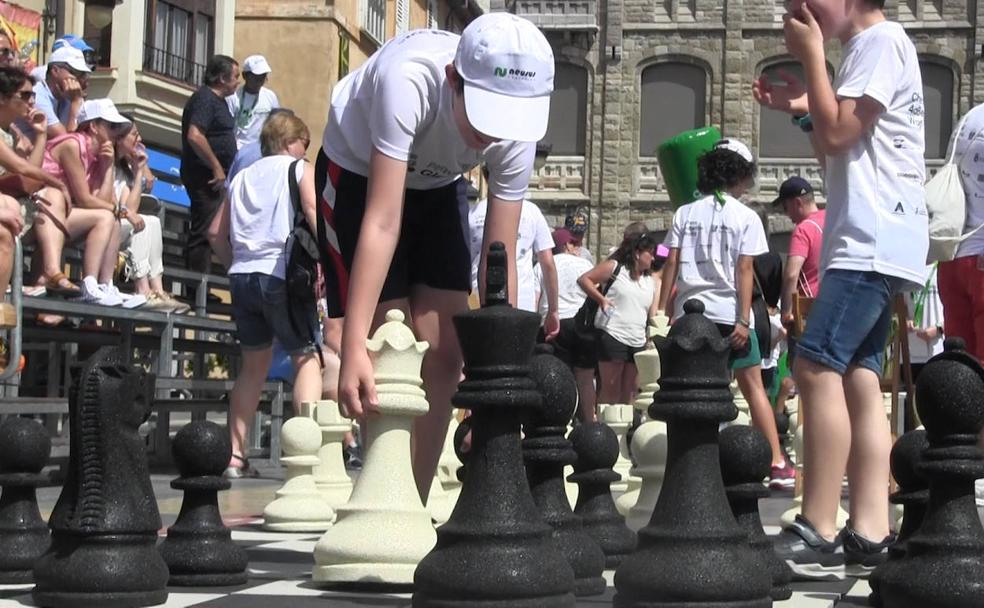 Decenas de niños participaron en las finales de este torneo 'Pequeños Gigantes' en la plaza de Regla.