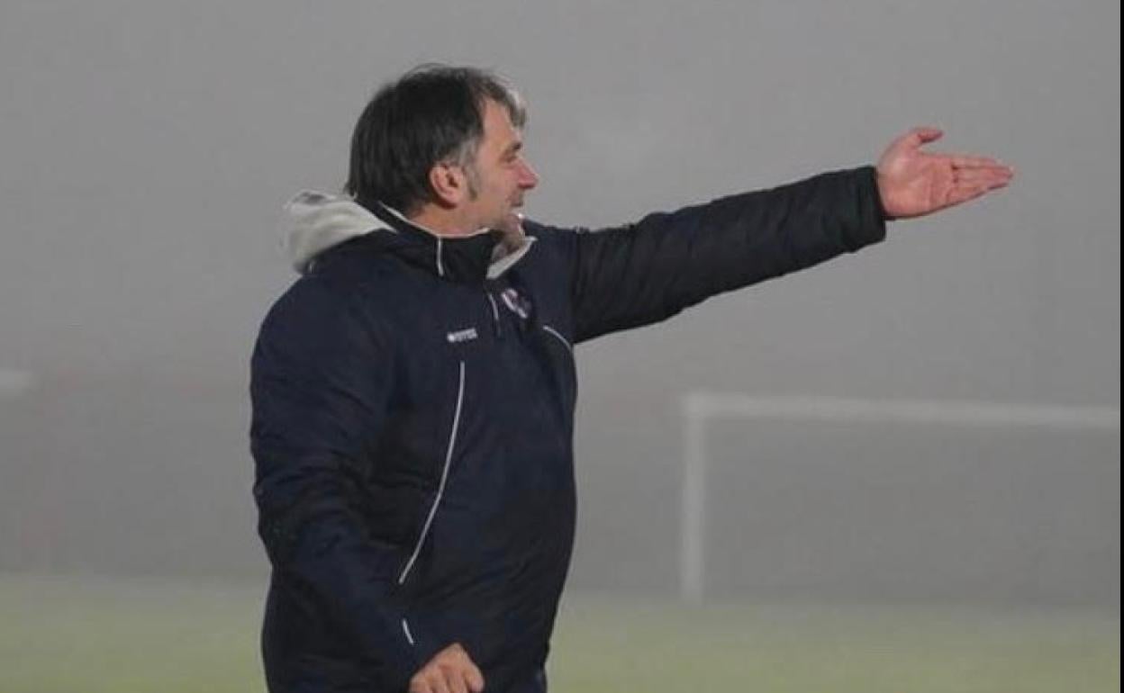 Miguel Ángel Miñambres, entrenador del Atlético Bembibre dirigiendo un encuentro de su equipo. 