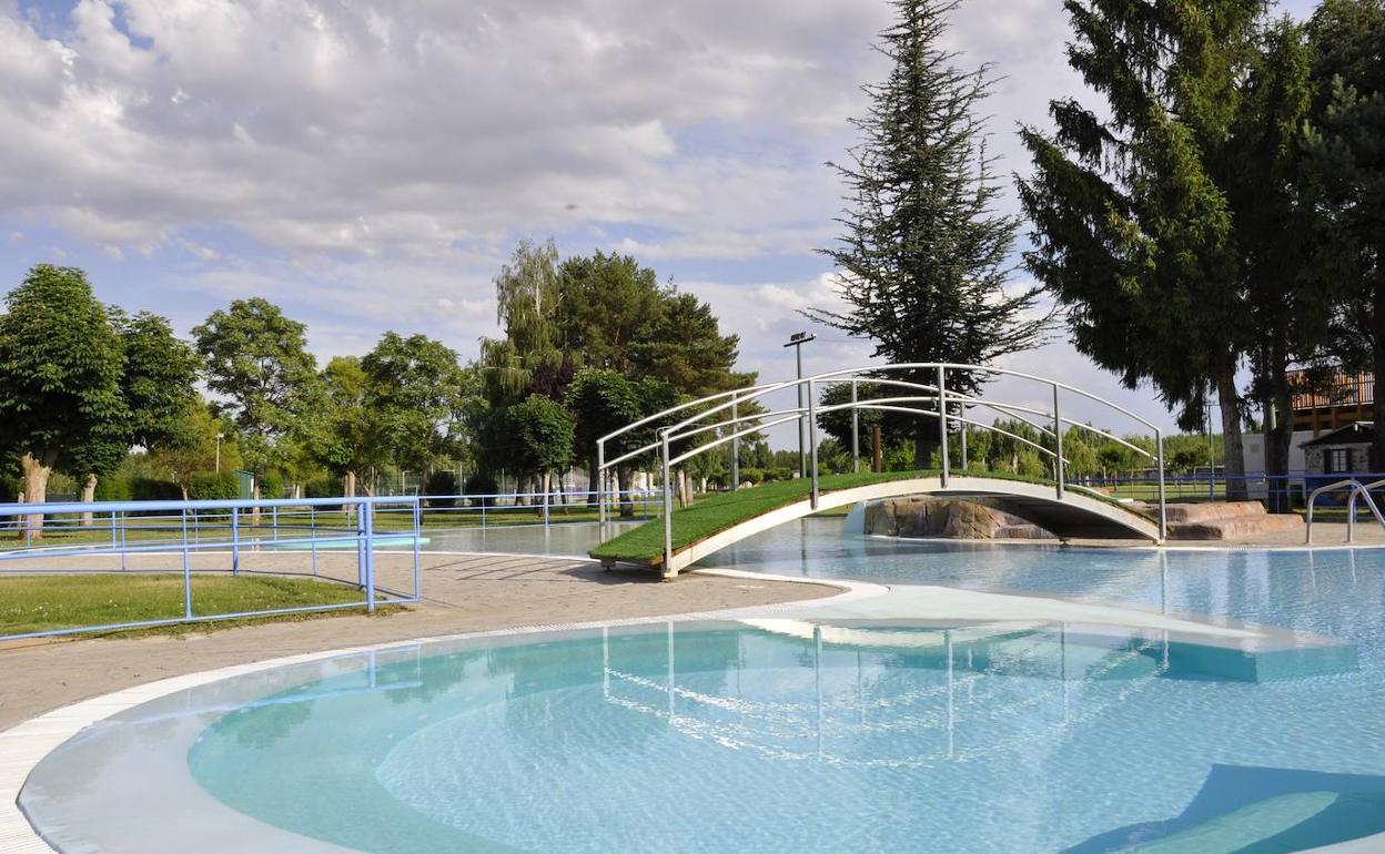 Imagen de las piscinas de Valencia preparadas para su apertura. 