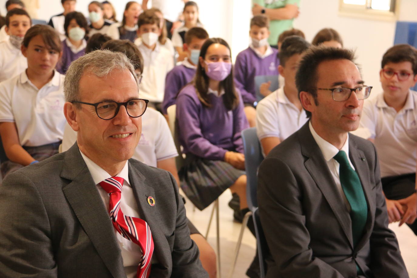 El consejero de Industria, Comercio y Empleo, Mariano Veganzones, entrega a los alumnos de primaria Manuel Cortés y Jorge González de Paz de este colegio leonés el galardón por su vídeo en el que repasan la importancia de prevenir en el colegio yen el trabajo para mejorar la seguridad.