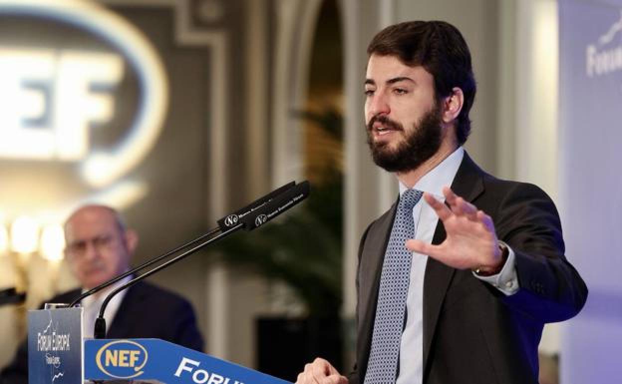 En su intervención en el Fórum de Nueva Economía, García-Gallardo se comprometió a utilizar el altavoz institucional para dar a conocer «la persecución de las empresas en la comunidad».