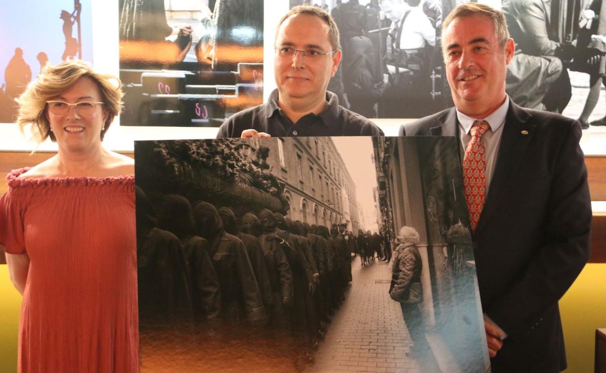 Pascual Marín, con su foto 'Devoción', se llevó el primer premio dotado con 1.000 euros.