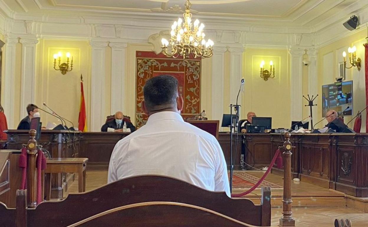 El acusado, este martes, en la sala de la Audiencia Provincial de León. 