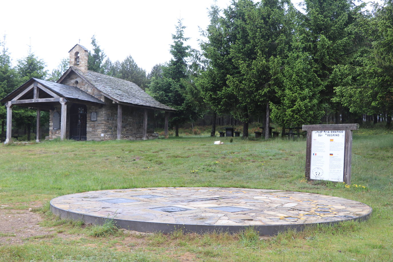 Los peregrinos afrontan uno de los tramos más duros hasta la llegada a este puerto de Foncebadón, en la provincia de León.