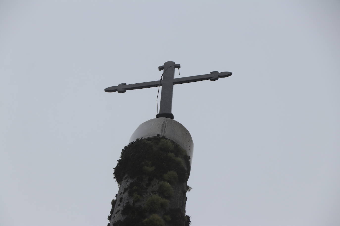 Los peregrinos afrontan uno de los tramos más duros hasta la llegada a este puerto de Foncebadón, en la provincia de León.