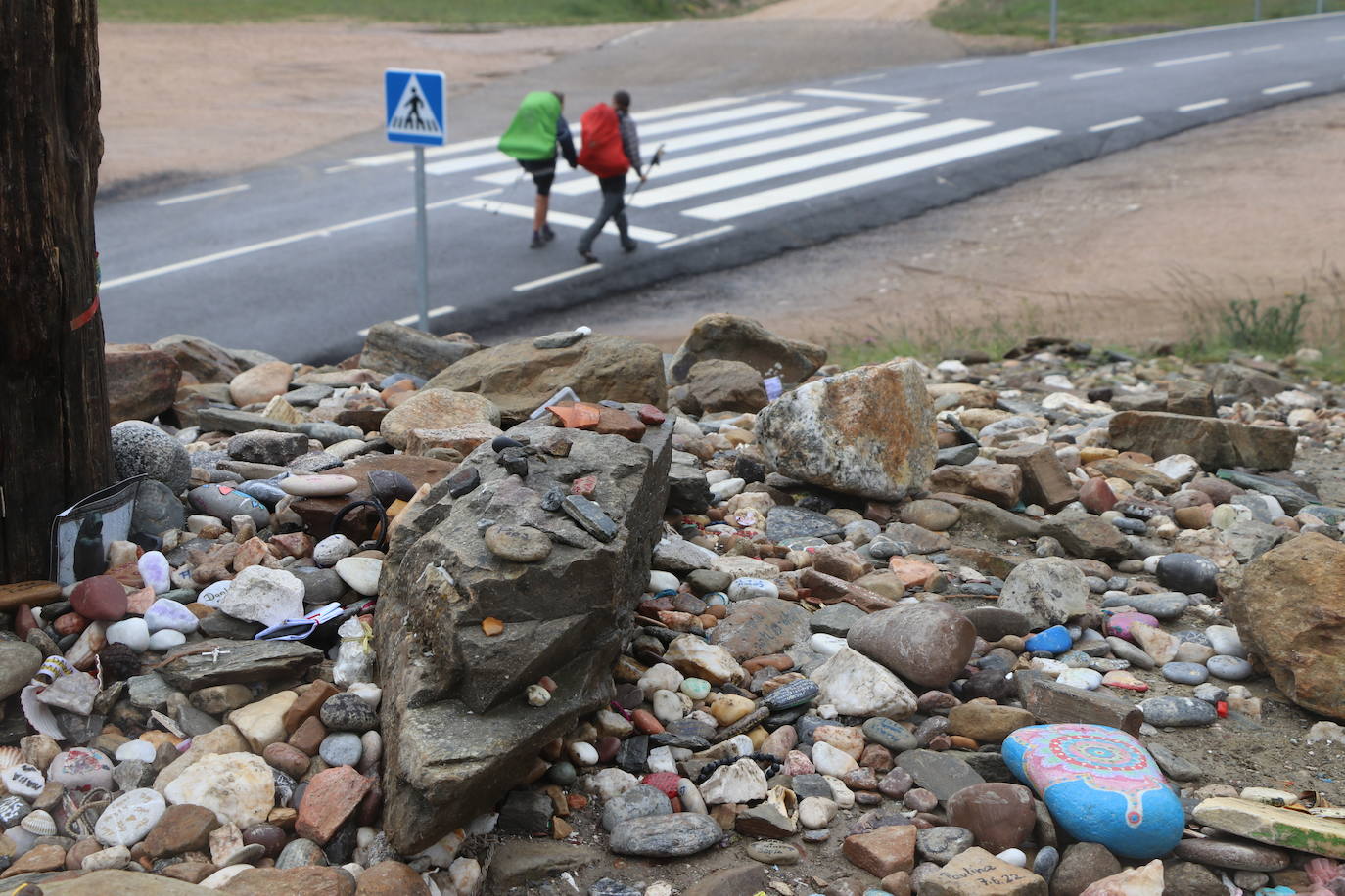 Los peregrinos afrontan uno de los tramos más duros hasta la llegada a este puerto de Foncebadón, en la provincia de León.