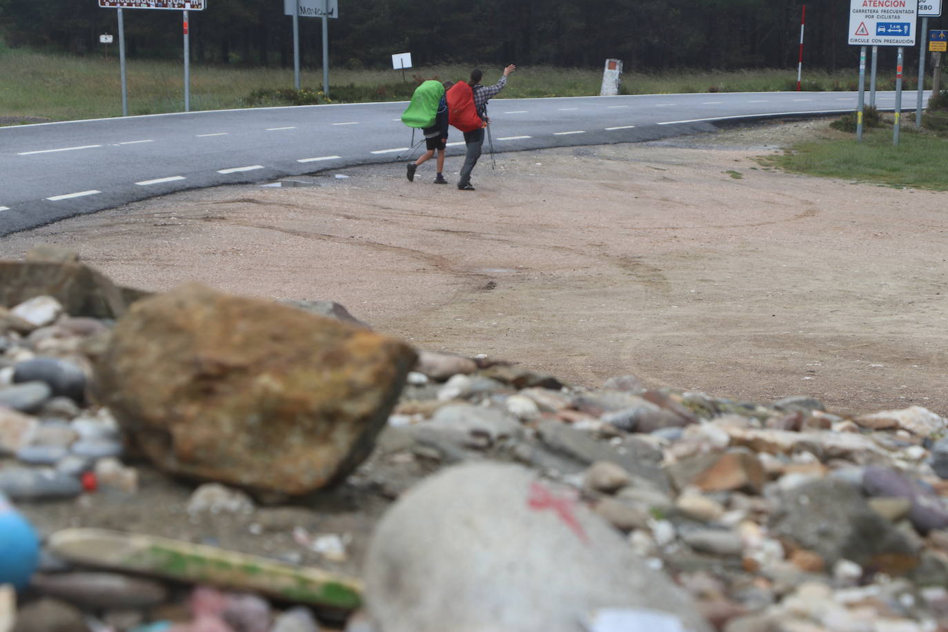 Los peregrinos afrontan uno de los tramos más duros hasta la llegada a este puerto de Foncebadón, en la provincia de León.