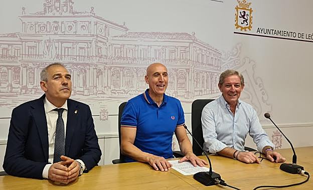 El alcalde de León, junto al concejal de Comercio, y el presidente de la Cámara de Comercio presentan la nueva campaña de Bonos al Consumo en la ciudad.