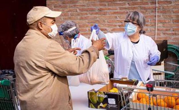 Voluntarios trabajando en el Banco de Alimentos de León. 