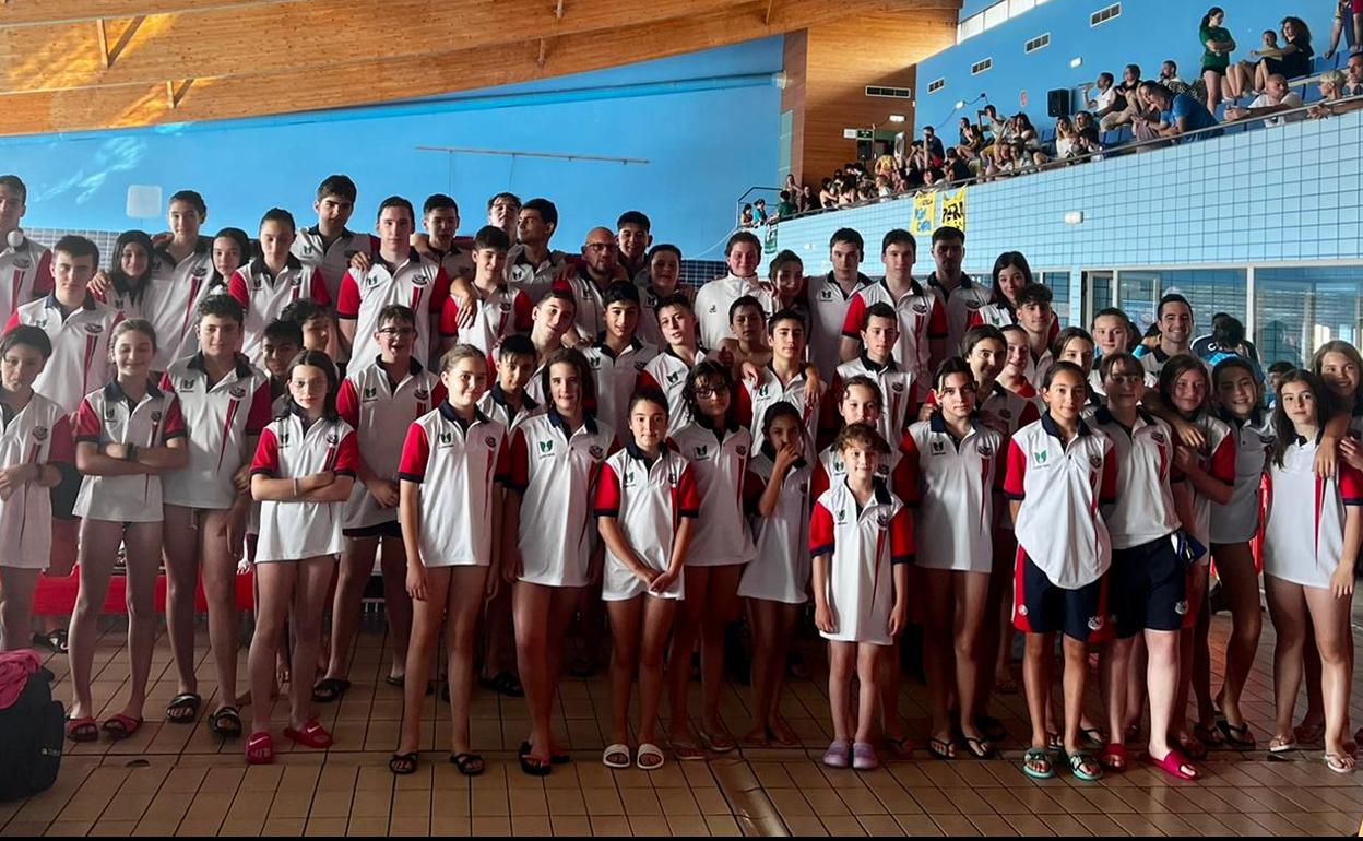 Foto de familia de los nadadores del CN León.