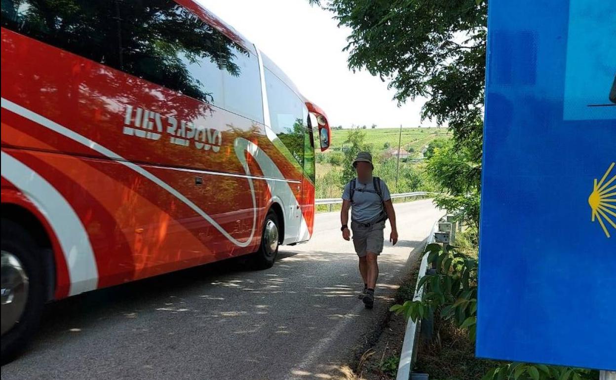 Peregrino a su paso por la carretera LE-713 en Valtuillle de Abajo.