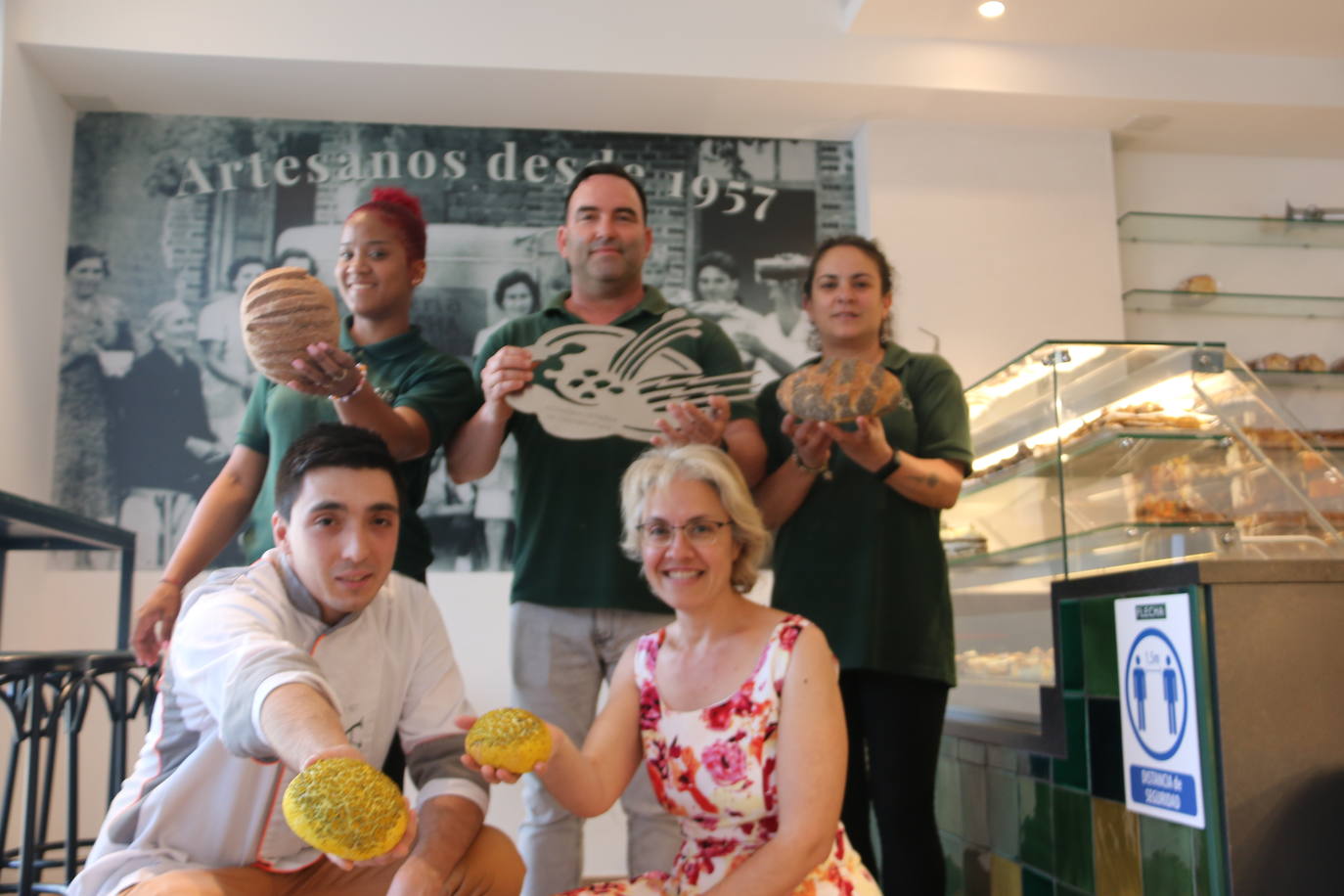 La Academia Leonesa de Gastronomía reconoce a la Panadería Flecha como el mejor productor leonés de 2021 | Con el sabor leonés «por bandera allí donde vamos», han creado productos innovadores como un trampantojo de pan de queso o pan de hamburguesas de trigo germinado.