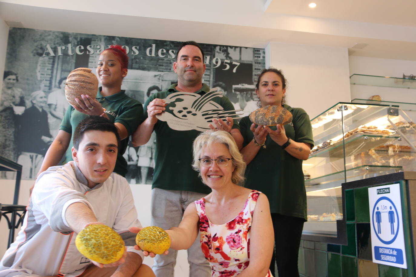 La Academia Leonesa de Gastronomía reconoce a la Panadería Flecha como el mejor productor leonés de 2021 | Con el sabor leonés «por bandera allí donde vamos», han creado productos innovadores como un trampantojo de pan de queso o pan de hamburguesas de trigo germinado.