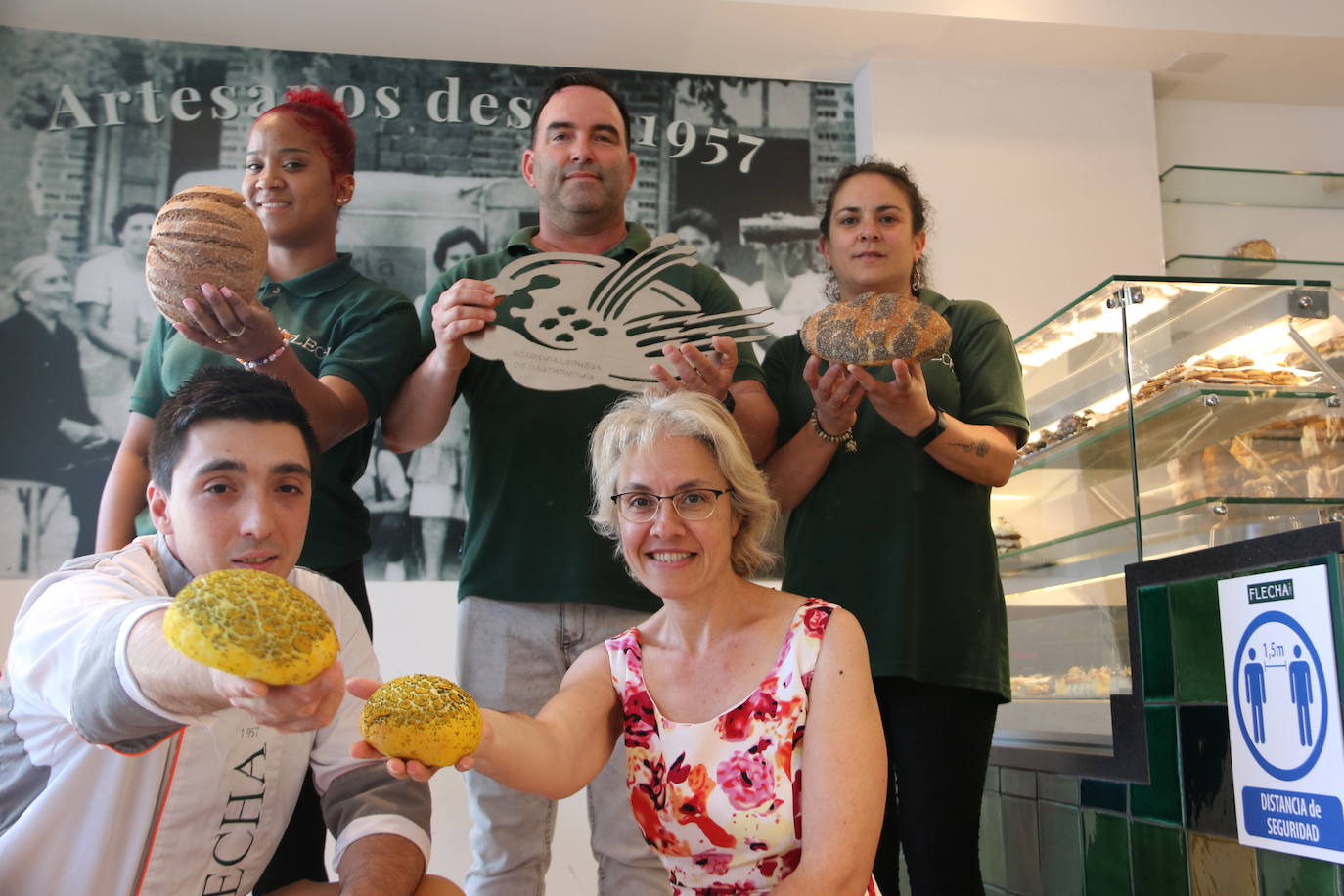 La Academia Leonesa de Gastronomía reconoce a la Panadería Flecha como el mejor productor leonés de 2021 | Con el sabor leonés «por bandera allí donde vamos», han creado productos innovadores como un trampantojo de pan de queso o pan de hamburguesas de trigo germinado.