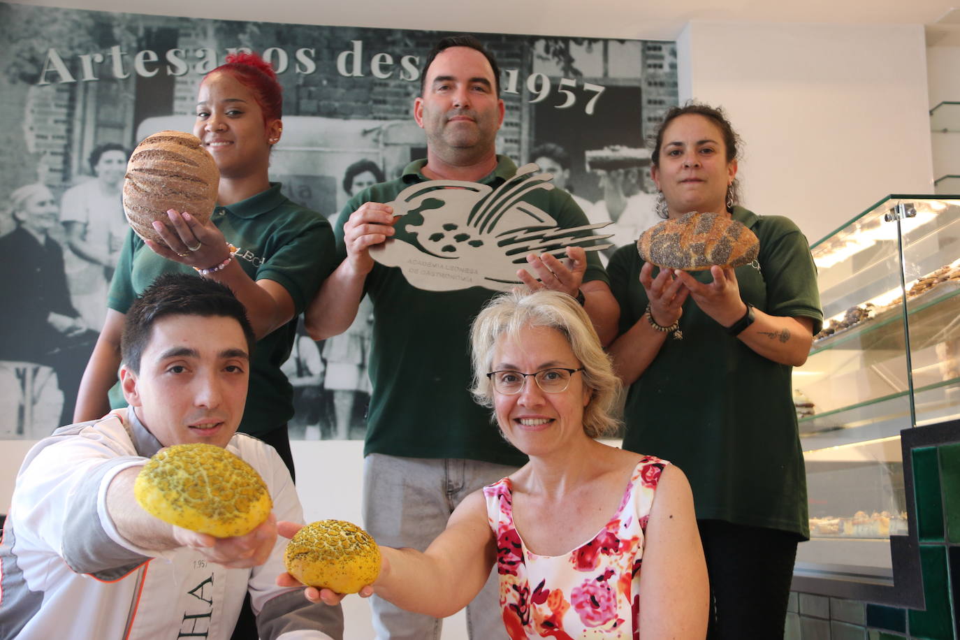 La Academia Leonesa de Gastronomía reconoce a la Panadería Flecha como el mejor productor leonés de 2021 | Con el sabor leonés «por bandera allí donde vamos», han creado productos innovadores como un trampantojo de pan de queso o pan de hamburguesas de trigo germinado.