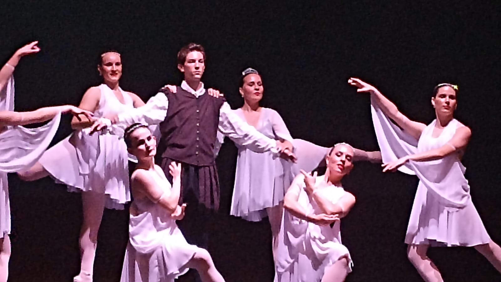 La danza se entremezcla con las 'Fantasías de Don Quijote' en el Auditorio. El Área de Danza de la Escuela Municipal de Música, Danza y Artes Escénicas del Ayuntamiento de León celebra con gran éxito su tradicional fiesta anual.