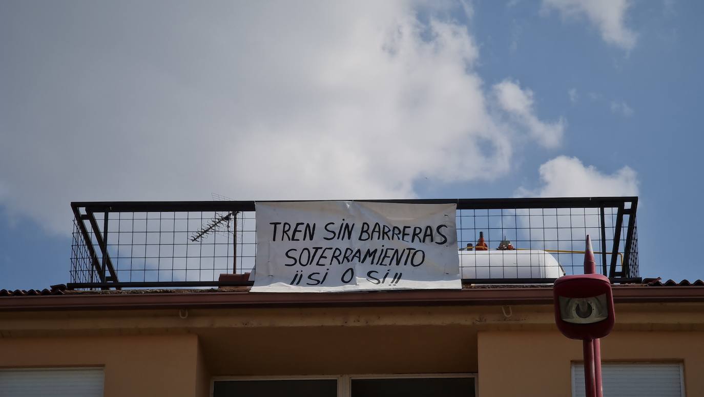 La integración ferroviaria en el alfoz de León es el perfecto ejemplo del fracaso de las administraciones para no resolver un problema de enorme trascendencia social. El tren no se entierra pero sí entierra a edificios y vecinos y les condena a un aislamiento «insoportable en este siglo».