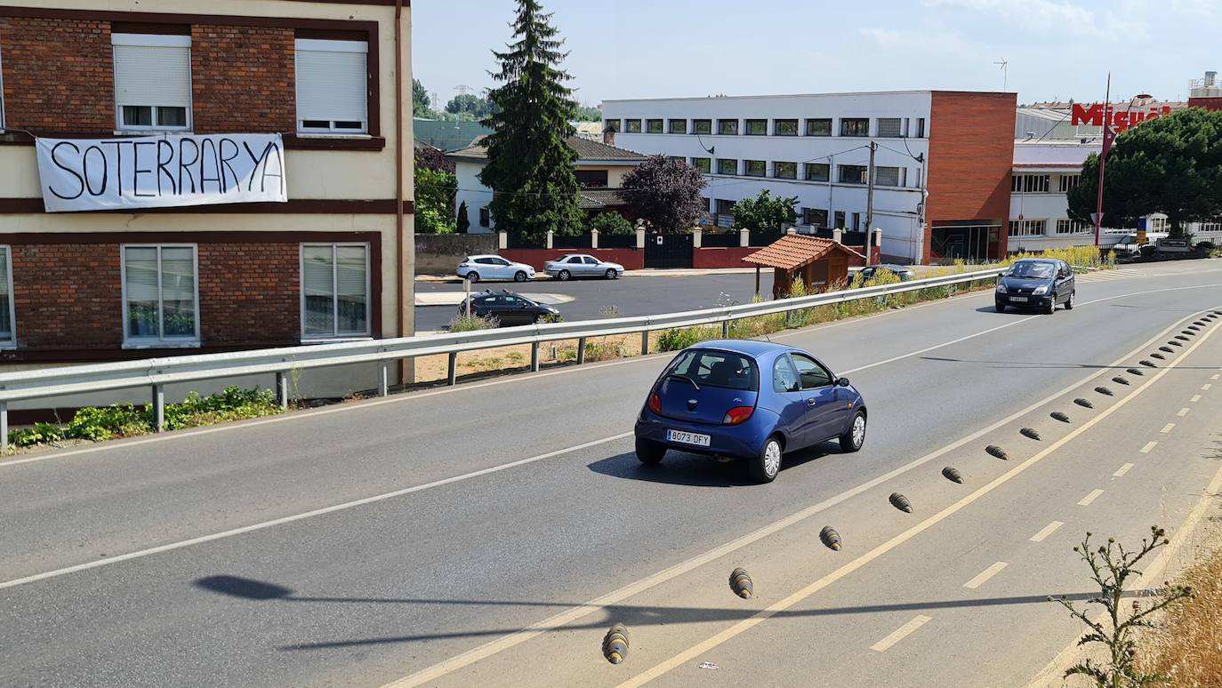 La integración ferroviaria en el alfoz de León es el perfecto ejemplo del fracaso de las administraciones para no resolver un problema de enorme trascendencia social. El tren no se entierra pero sí entierra a edificios y vecinos y les condena a un aislamiento «insoportable en este siglo».