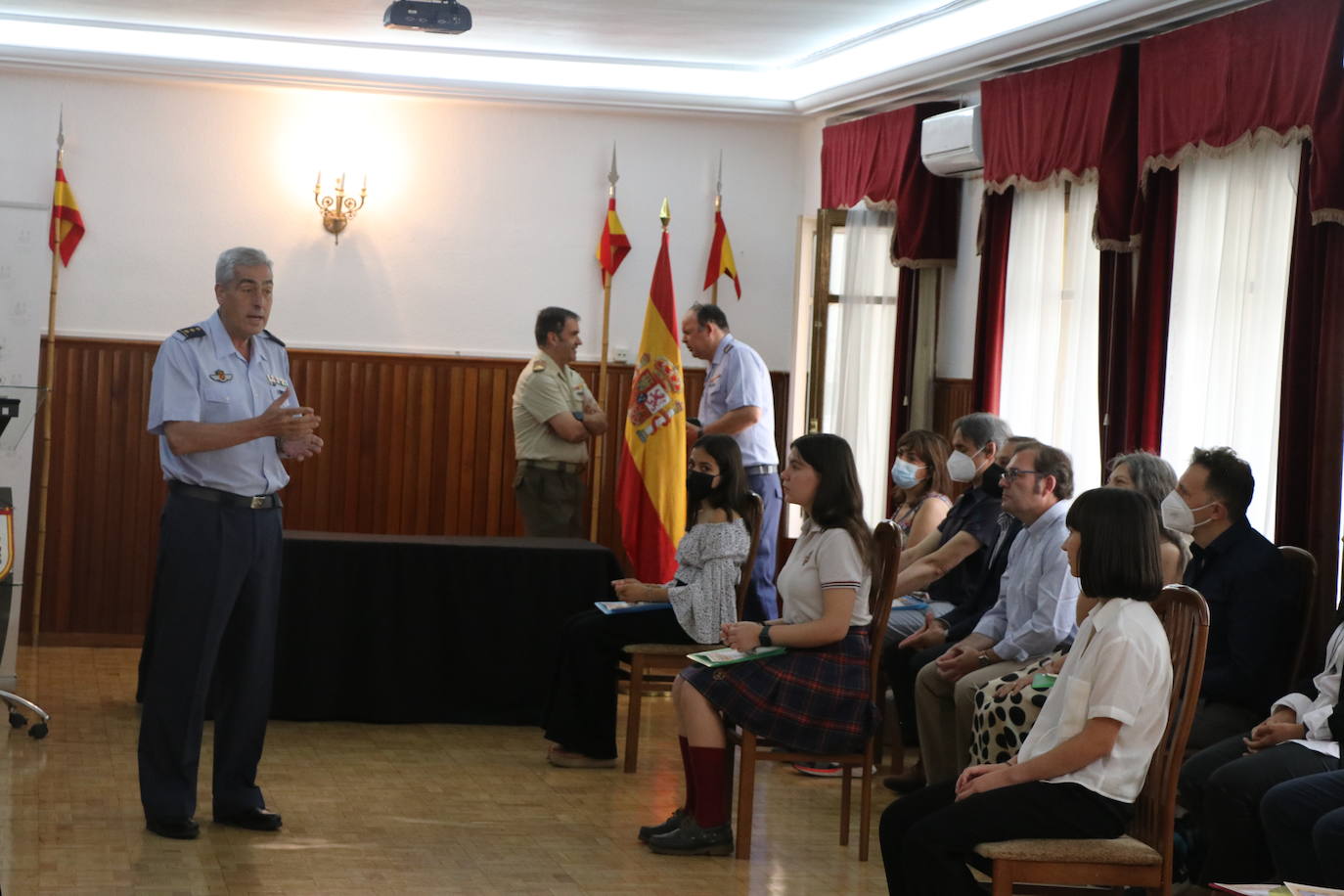 La Subdelegació nde Defensa acoge la entrega de premios de la IX edición del concurso literario escolar 'Carta a un Militar Español' | El jurado reconoce la «emoción y calidad literaria» de las cinco cartas premiadas de alumnas de institutos de la provincia 