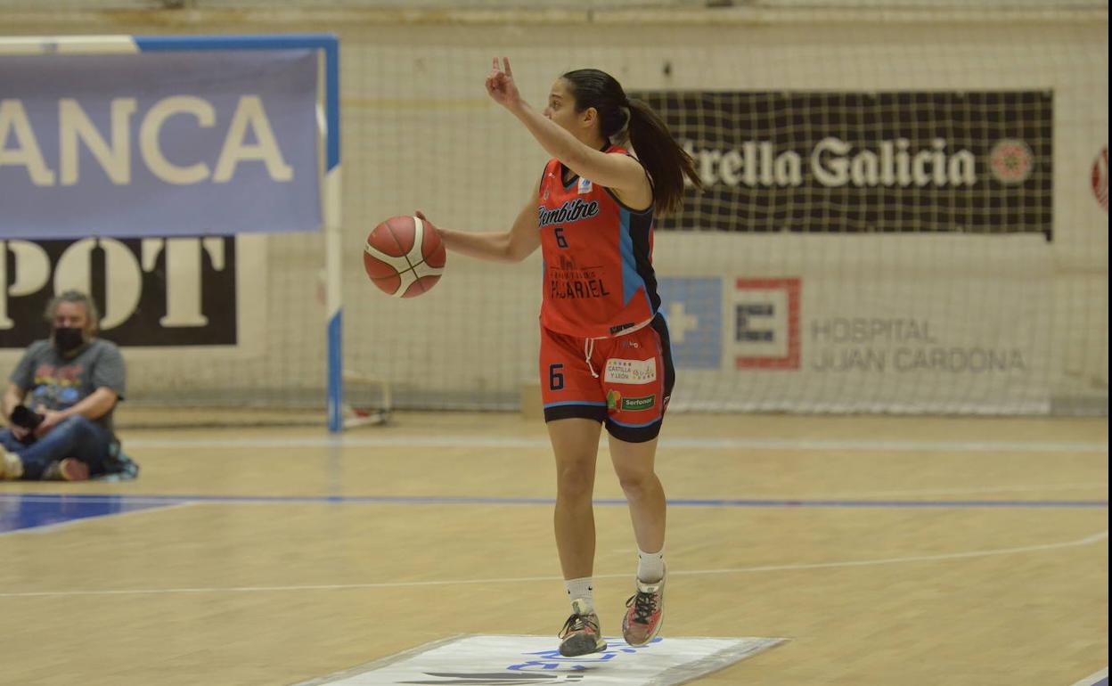 Imagen de archivo de un encuentro de Embutidos Pajariel Bembibre, moviendo la bola Helena López.