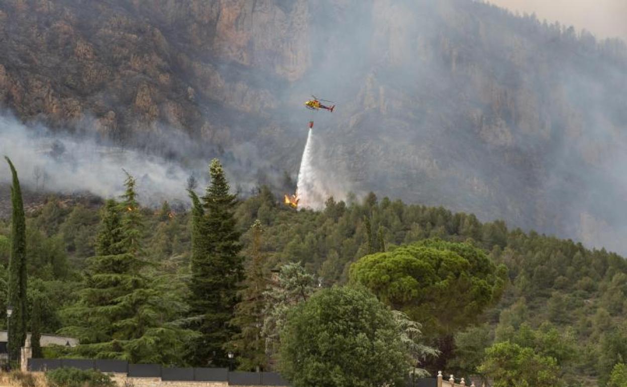 Un helicóptero descarga agua en Artesa de Segre (Lleida). 