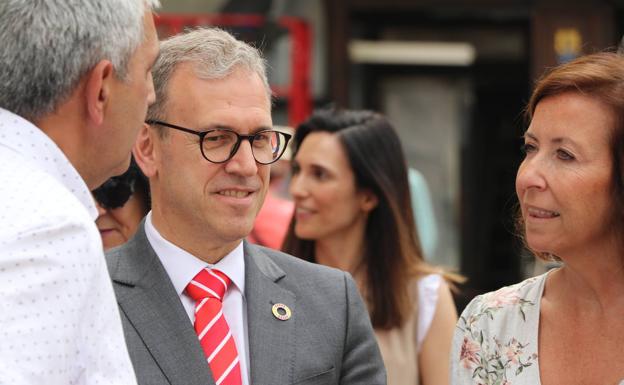 Mariano Veganzones, consejero de Empleo de la Junta de Castilla y León, visita la Feria de Artesanía de León.